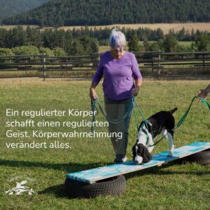 Robyn Hood und ein Hund in der Tellington Führposition